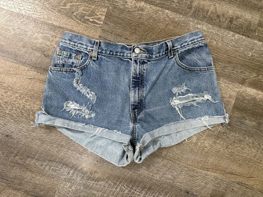 Levis 550 Relaxed Fit Cut Off Denim Shorts Blue Womens Size 16 Biker Bohemian